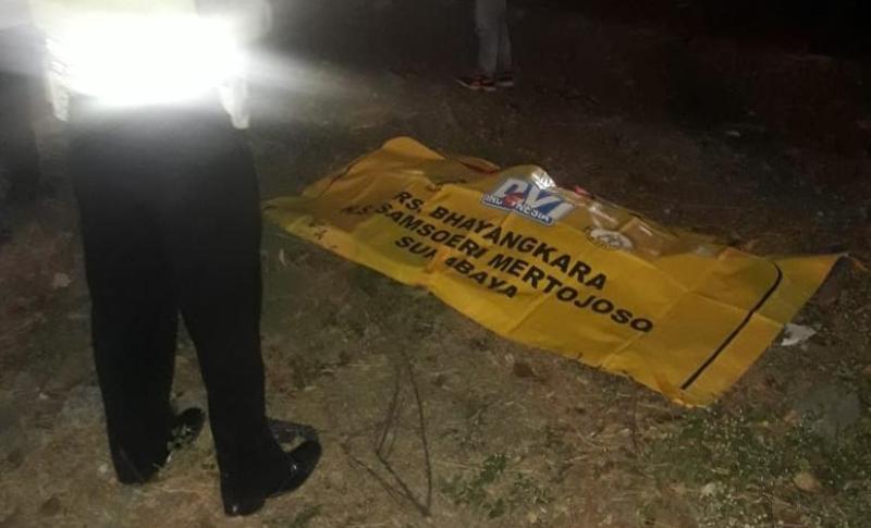 Korban saat hendak dievakuasi ke RS Bhayangkara Polda Jatim, Senin (22/10/2018).