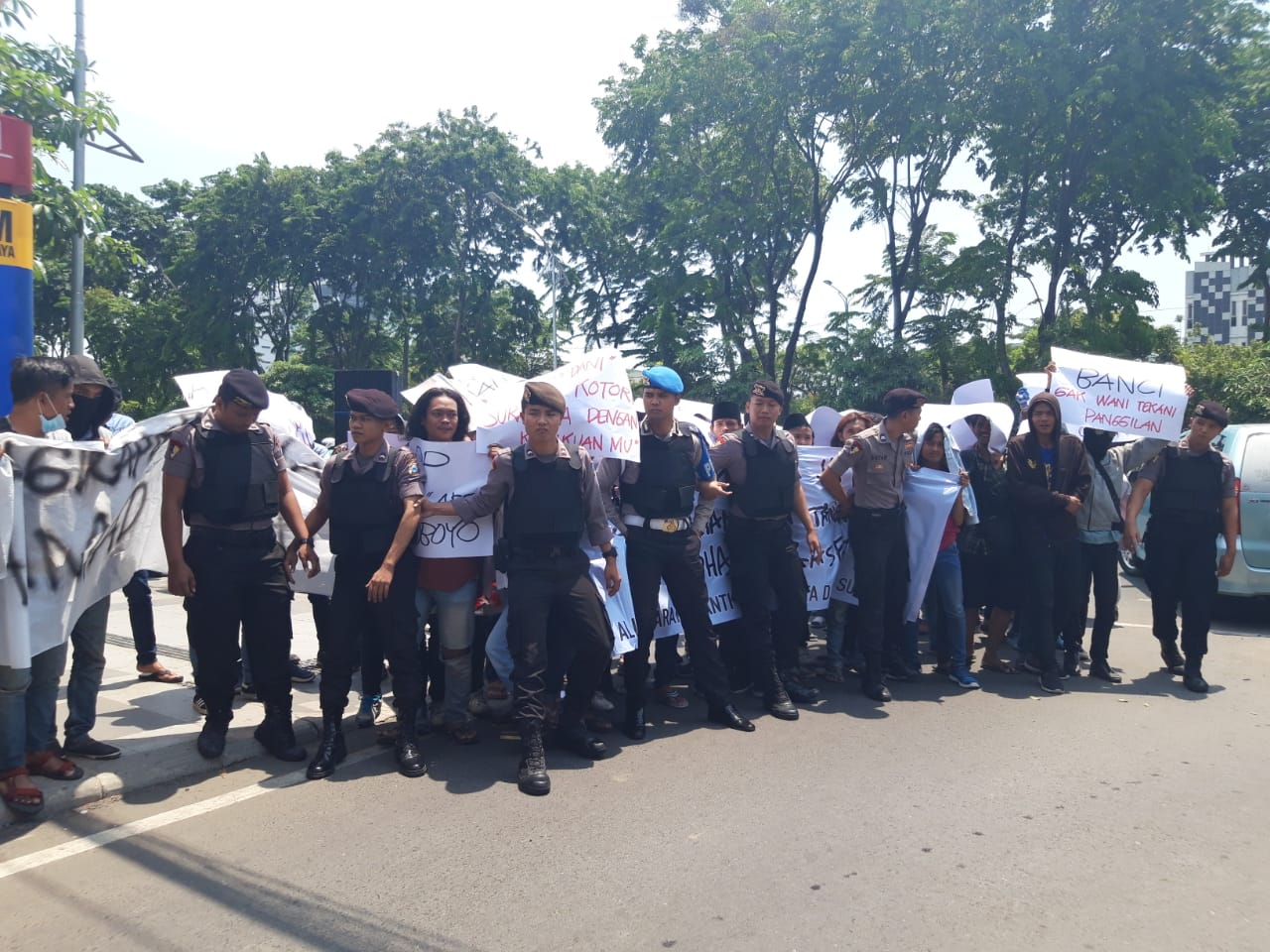 Tuntut Tangkap Ahmad Dhani, Massa Aliansi Anti Hoax Demo Polda Jatim