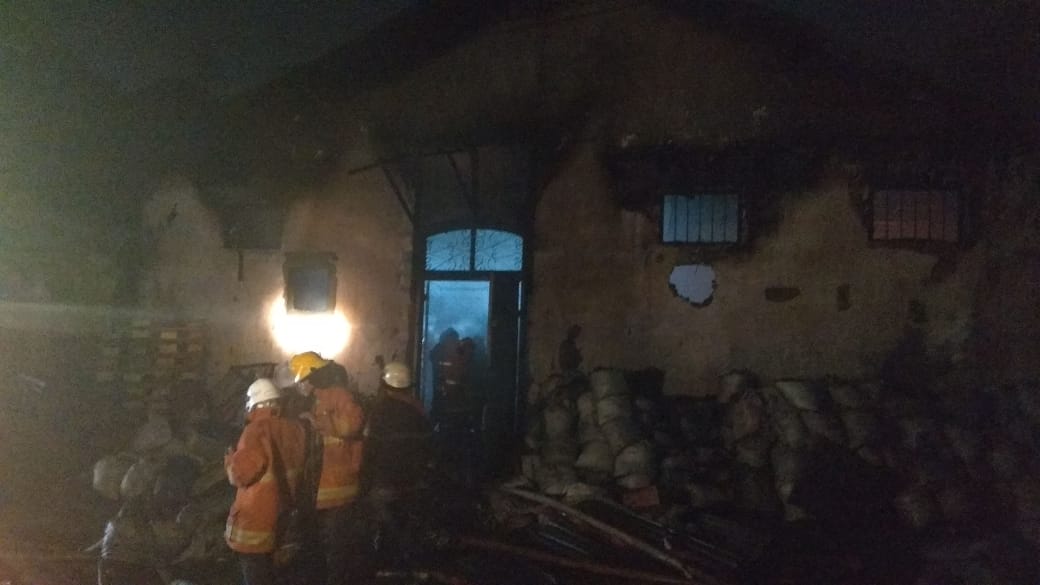 Kebakaran di Pabrik Arang Diduga Akibat Oven yang Kelebihan Muatan