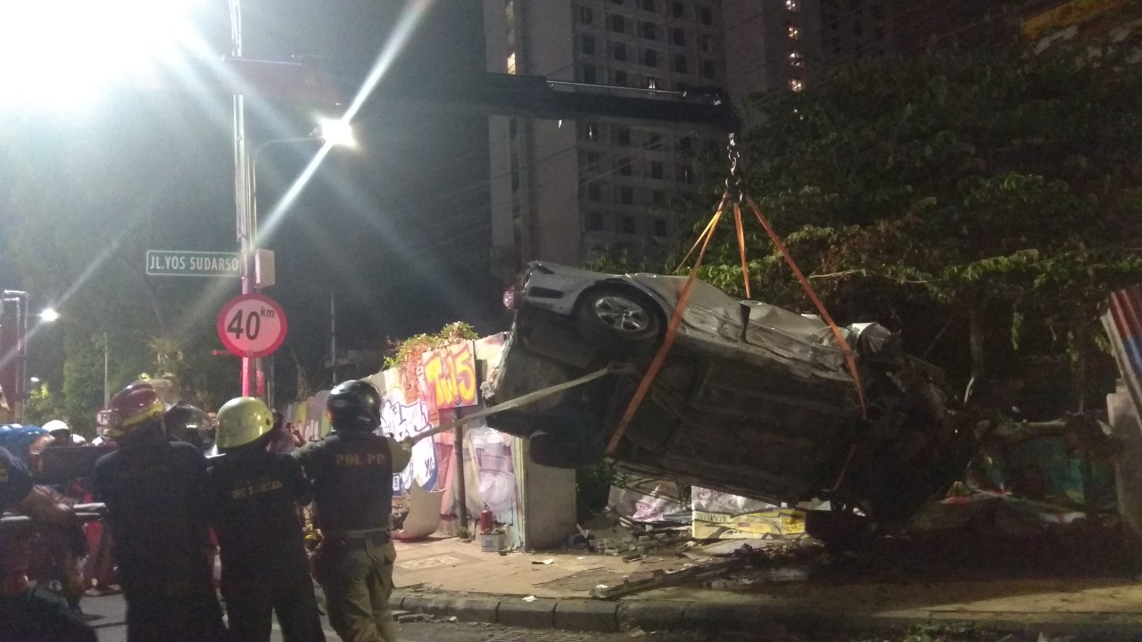 Petugas melakukan evakuasi mobil