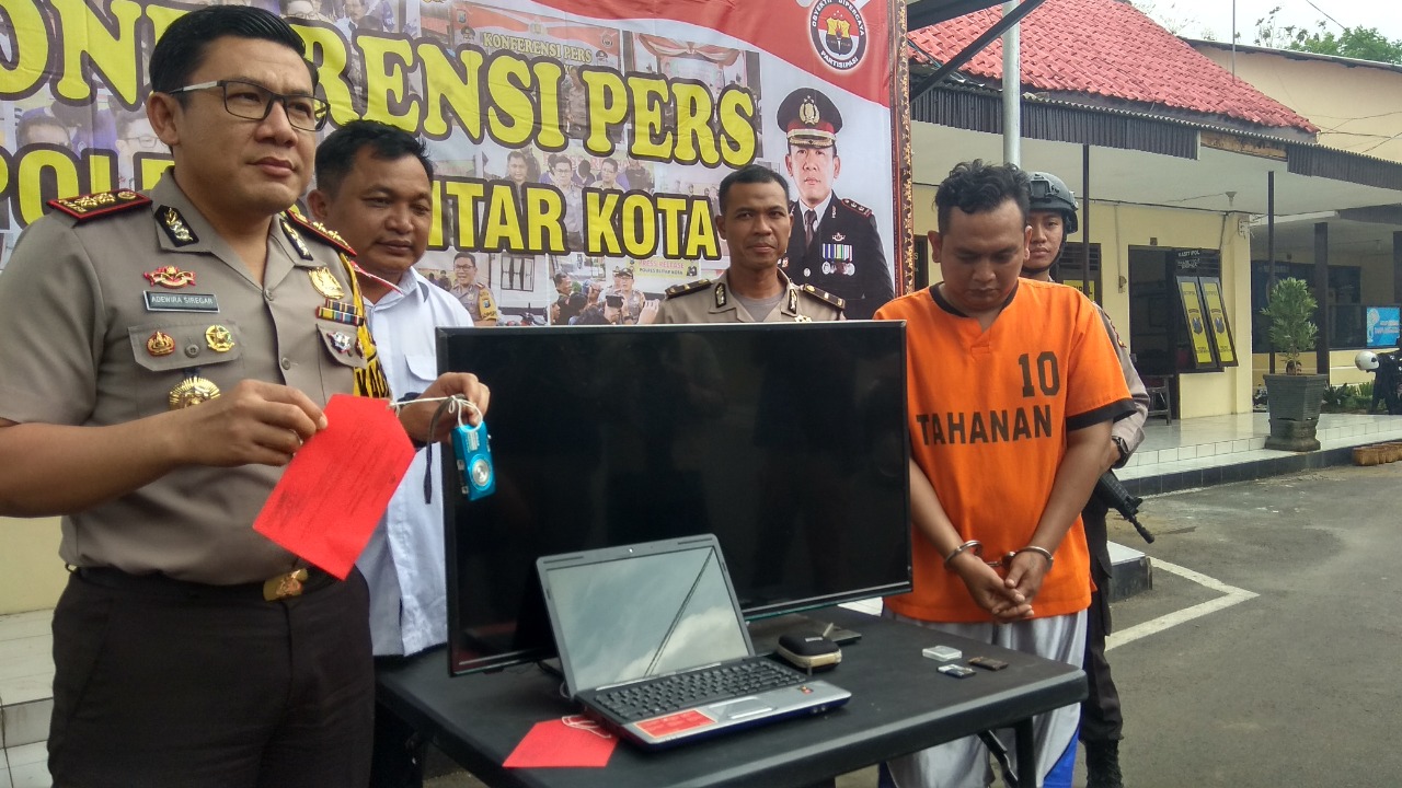Petugas menunjukkan tersangka dan barang bukti