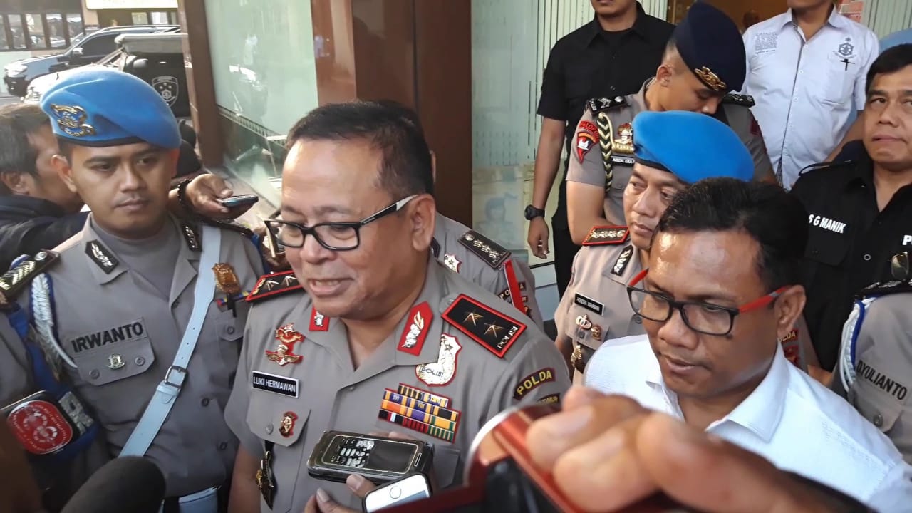 Kapolda Jatim Irjen Pol Luki Hermawan setelah keluar dari ruangan.