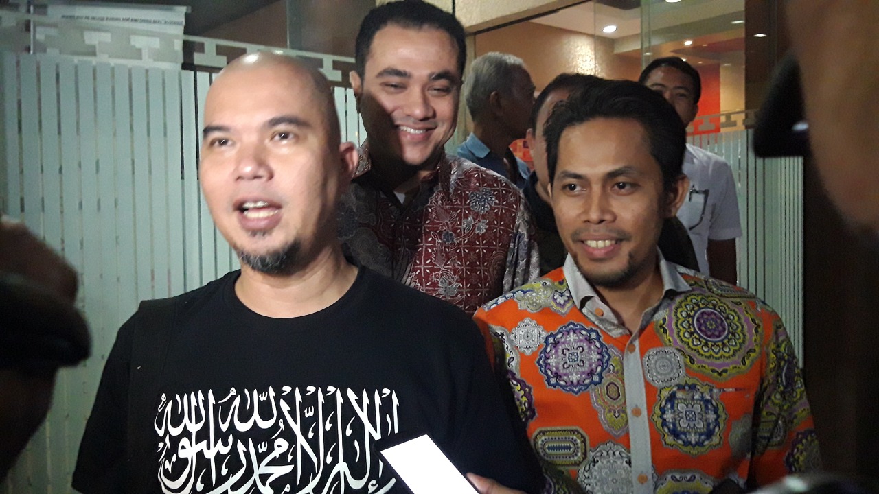 Ahmad Dhani bersama kuasa hukum keluar dari Ditreskrimum Polda Jatim, setelah diperiksa selama 5 Jam