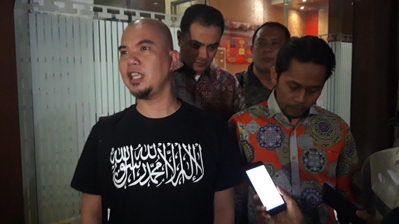 Ahmad Dhani mendatangi Polda Jatim mengenakan kaos hitam berlafal tauhid