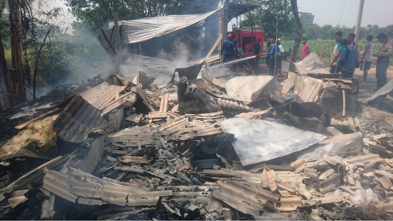 Petugas PMK saat melakukan pembasahan di lokasi kebakaran/Foto: Khilmi Sabikhisma Jane.