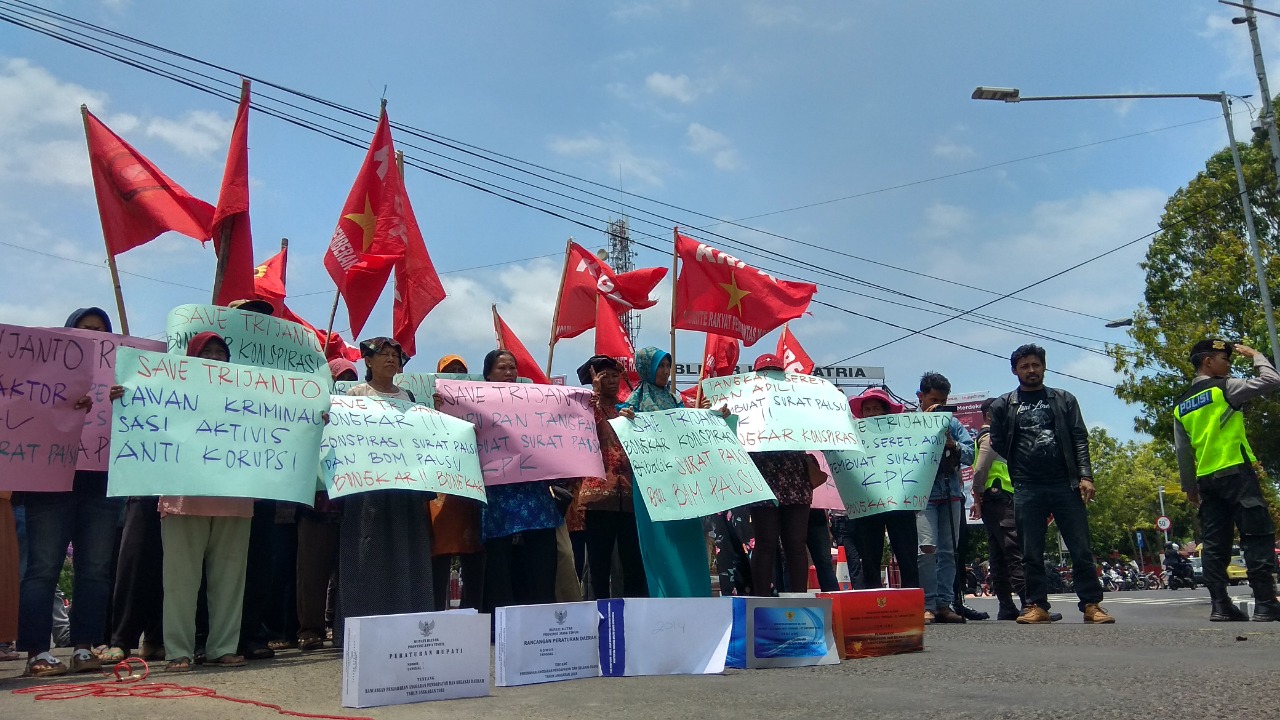 Massa demo di simpang empat Lovi Kota Blitar.