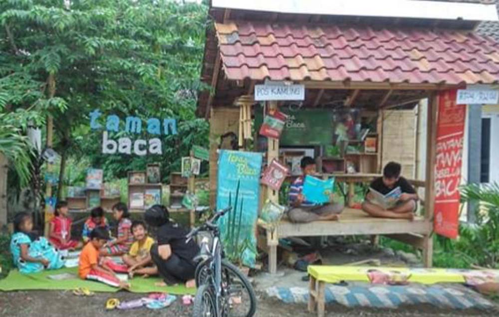 Anak-anak beraktifitas di taman baca di pos kamling
