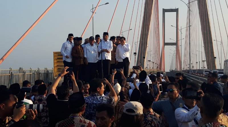 Presiden Jokowi saat meresmikan pembebasan biaya Jembatan Suramadu, Sabtu (27/10/2018).