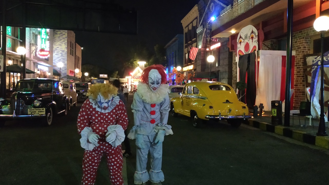 Badut-badut yang tampil di Museum Angkut