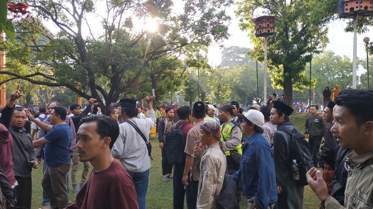 Aksi bela kalimat tauhid di kawasan Alun - Alun Kota Malang yang sempat ricuh/foto: Avirista Midaada. 