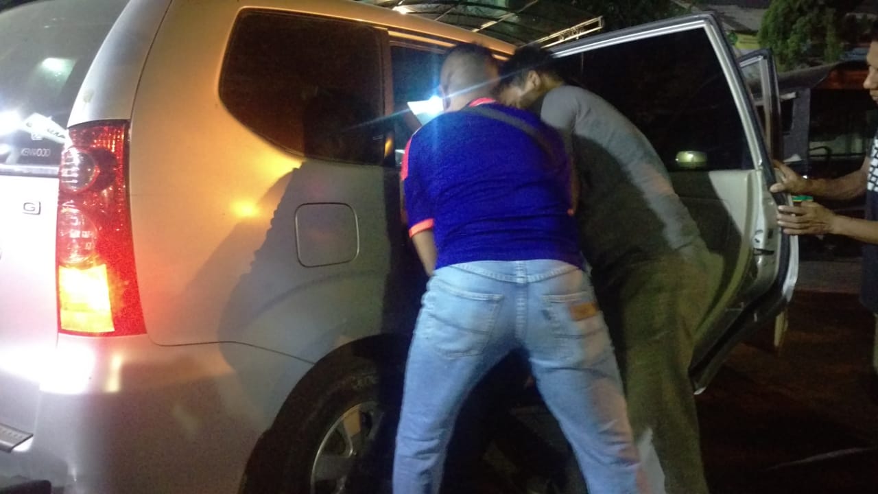 Satu dari dua pelaku saat dievakuasi petugas ke RSU dr Soetomo Surabaya.