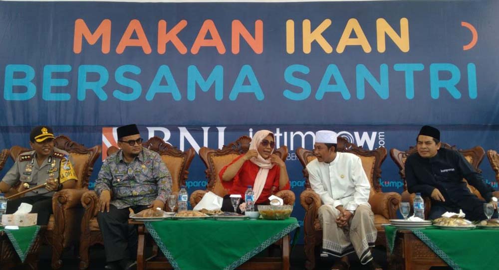 Menteri Kelautan dan Perikanan Susi Pudjiastuti saat di Ponpes Nurul Jadid dalam acara makan ikan bersama santri, Jum'at (2/11/2018).
