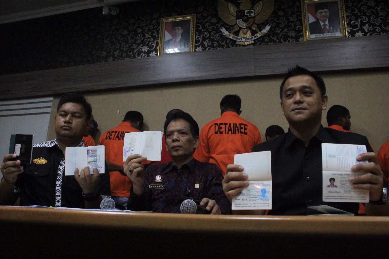 7 WNA yang diamankan di Kantor Imigrasi Kelas 1 Tanjung Perak.

