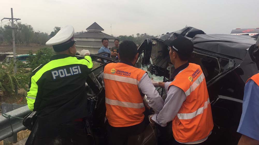 Petugas mengevakuasi korban mobil Kijang Innova yang terlibat kecelakaan di Tol Sumo