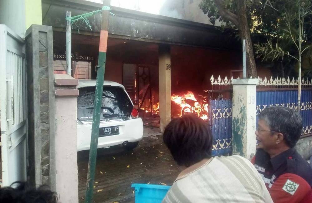 Warga membantu petugas PMK berupaya memadamkan api/Foto: Arry Saputra