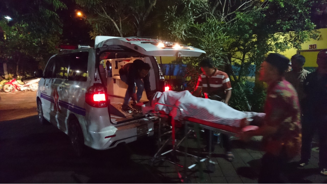 Petugas Polsek Pacet dan Puskesmas Pacet saat mengevakuasi jenazah Kariono dari kamar Hotel Sederhana 1./ Foto : Khilmi Sabikhisma Jane.