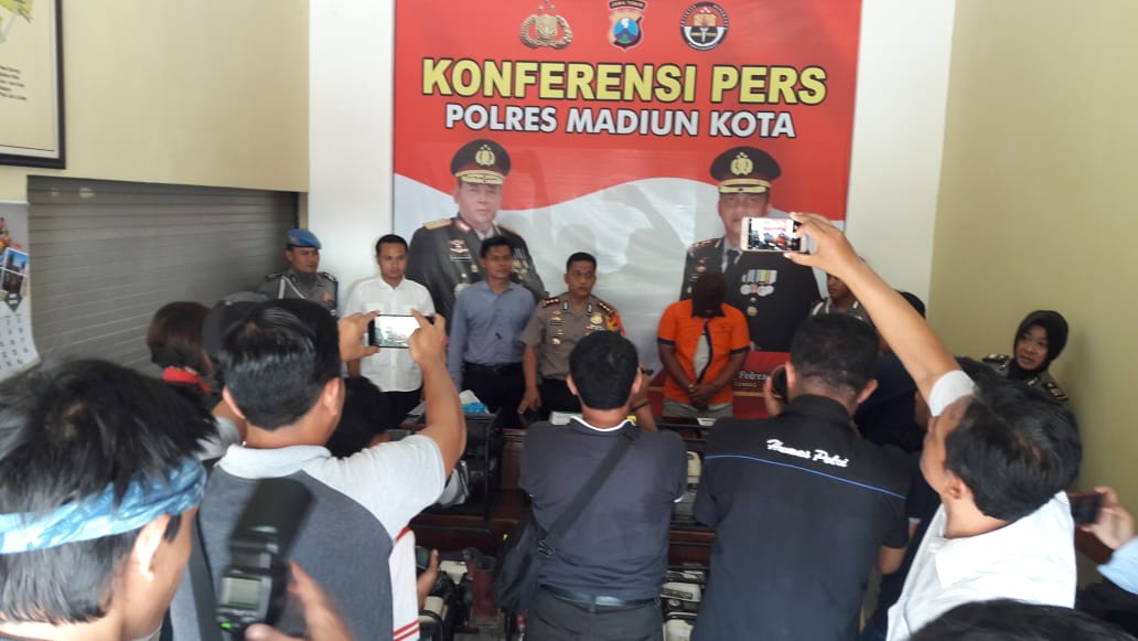 Kapolres Madiun Kota, AKBP Nasrun Pasaribu (tengah), Kasat Reskrim Polres Madiun Kota, AKP Logos Bintoro melakukan pers rilis pencurian pompa air di Mapolres Madiun Kota/ Foto: Istimewa