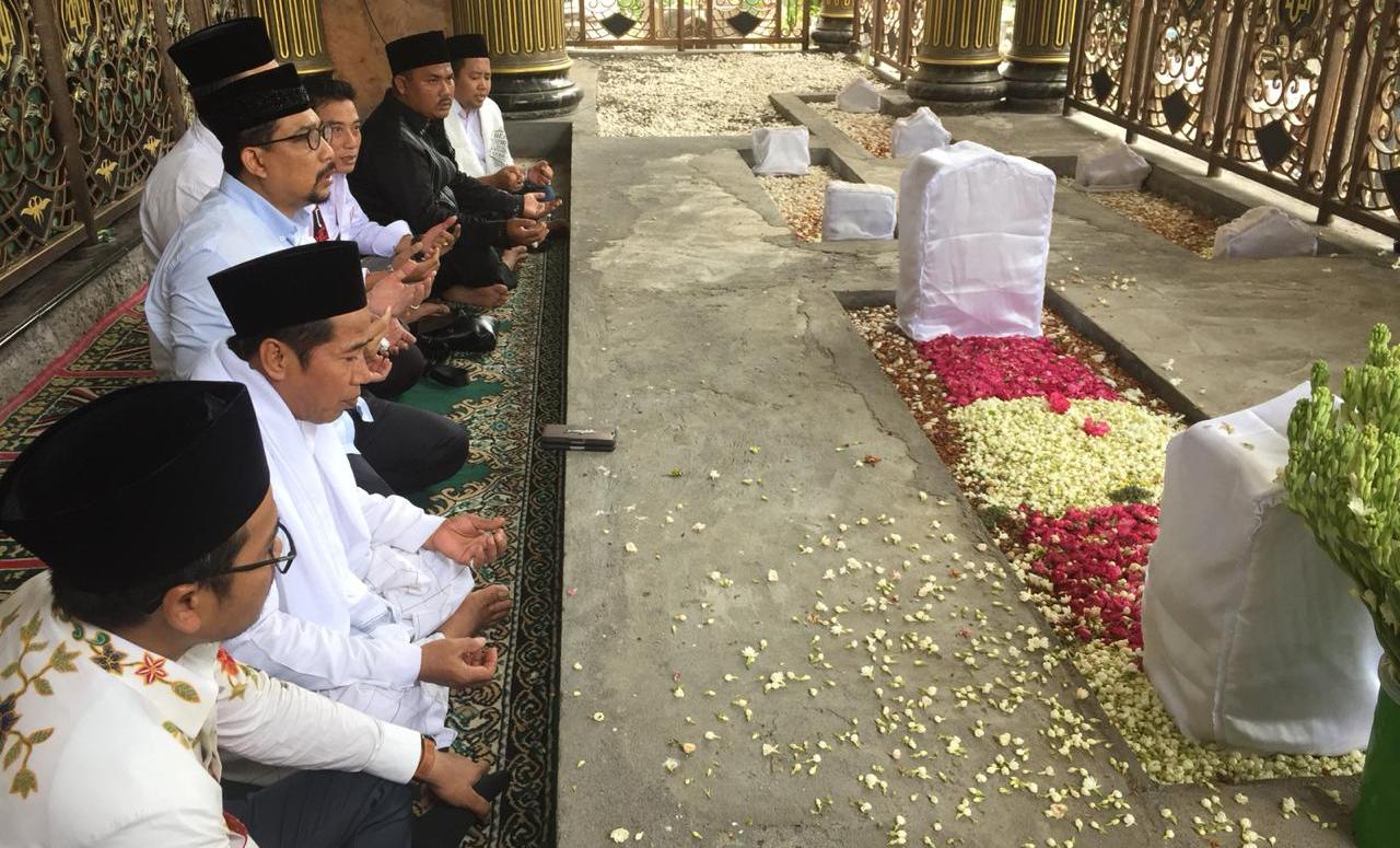 Tim Kampanye Daerah (TKD) Jokowi Jatim ziarah di Makam Syaichona Cholil