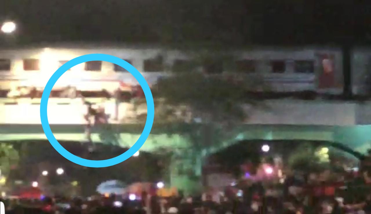 Penonton terjatuh dari viaduk/ Foto: Fajar Mujianto