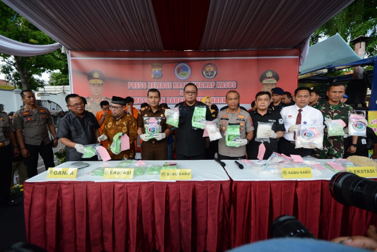 Kapolda Jatim, Irjen Pol Luki Hermawan membeberkan barang bukti narkoba, di Mapolrestabes Surabaya, Rabu (14/11/2018).
