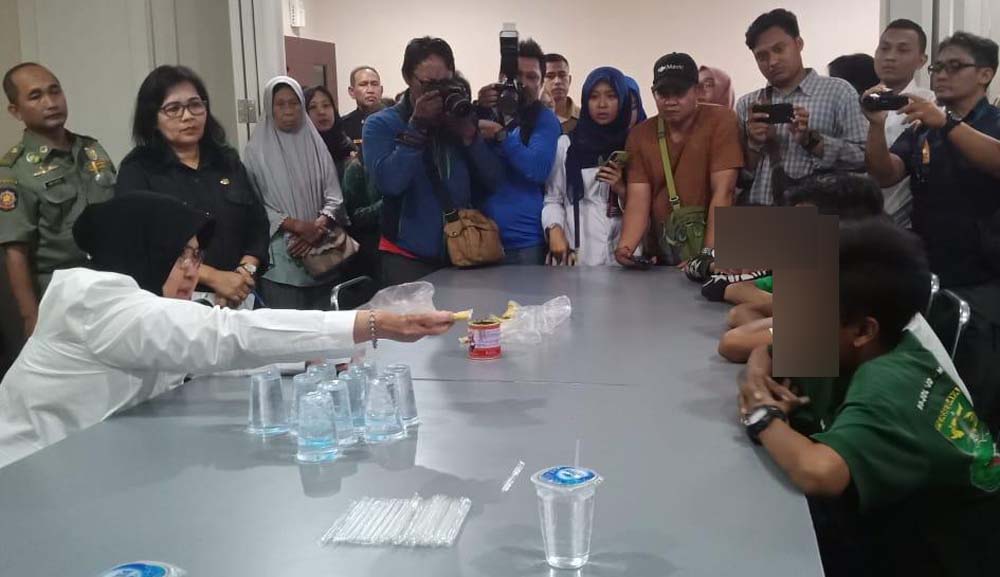 Wali Kota Tri Rismaharini saat memberikan wejangan pada anak-anak yang mabuk lem.