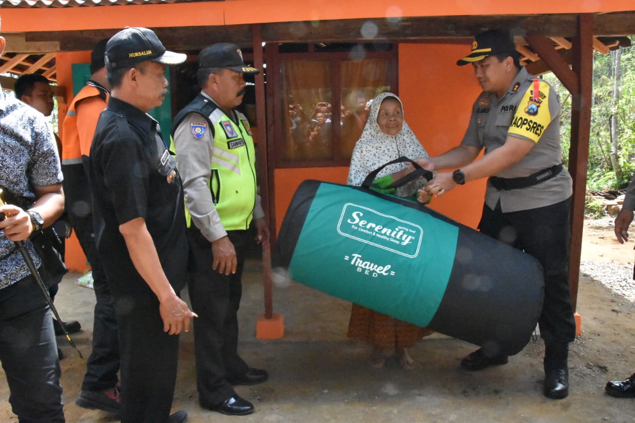  Kapolres Trenggalek AKBP Didit Bambang Wibowo S menyerahkan bantuan pada Mbah Waginah/Foto: Istimewa