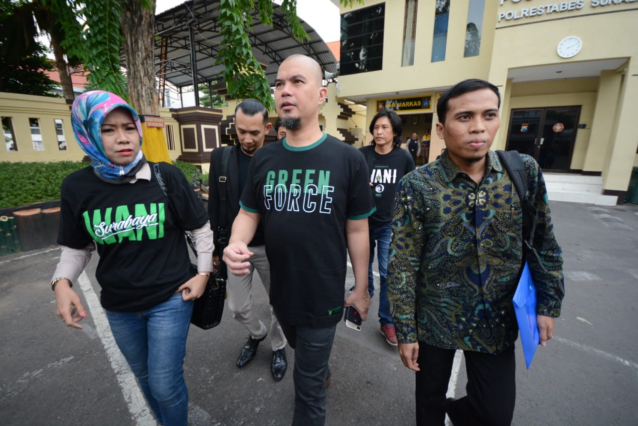 Ahmad Dhani dan kuasa hukumnya Aziz Fauzi saat mendatangi Polrestabes Surabaya, Jumat (30/11/2018)
