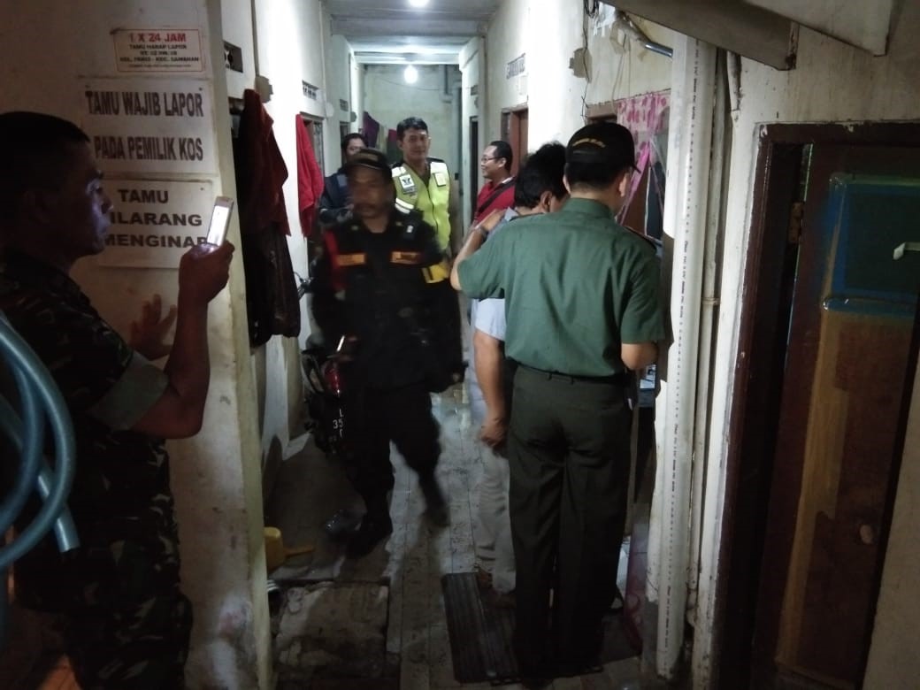 Sejumlah petugas dan warga mendatangi TKP (Foto: Fajar Mujianto)