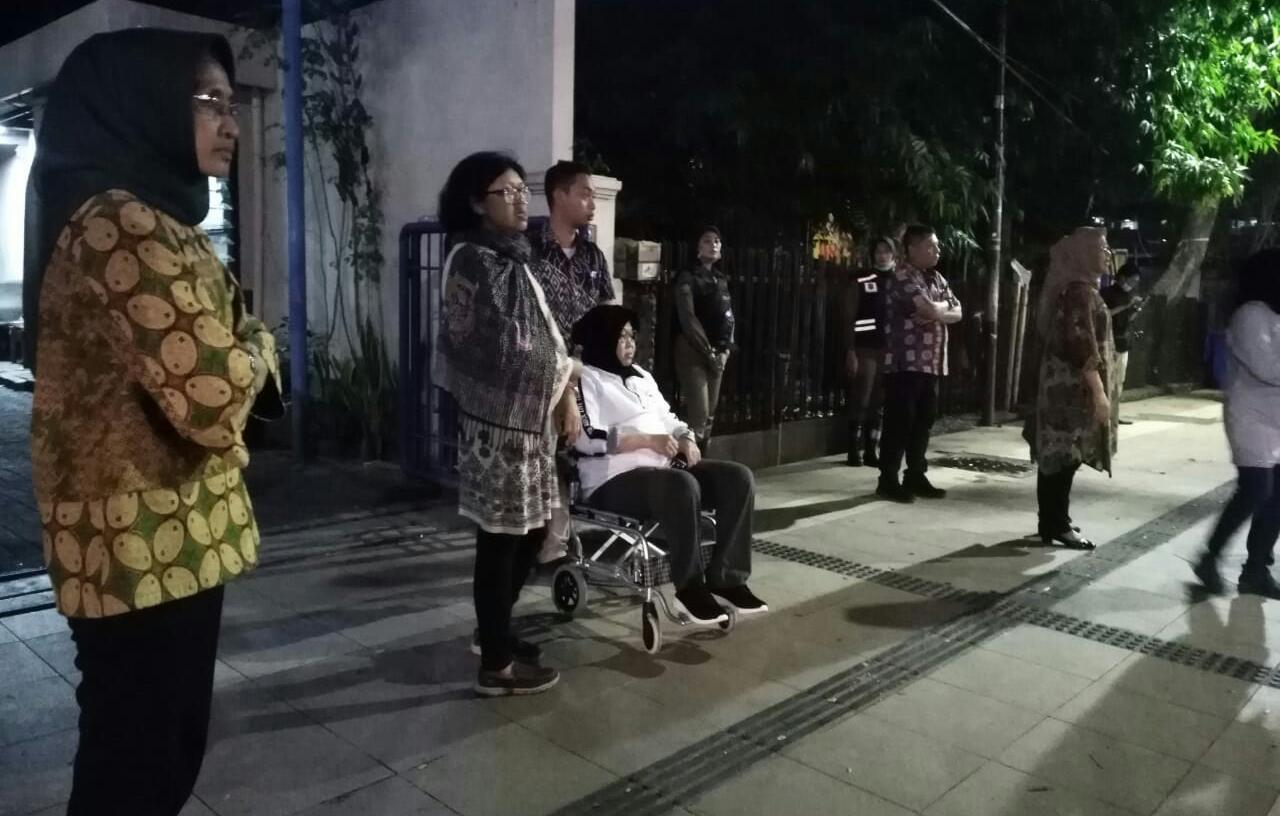 Mengapa Bu Risma Tiga Kali ke Lokasi Tanah Ambles di Raya Gubeng?