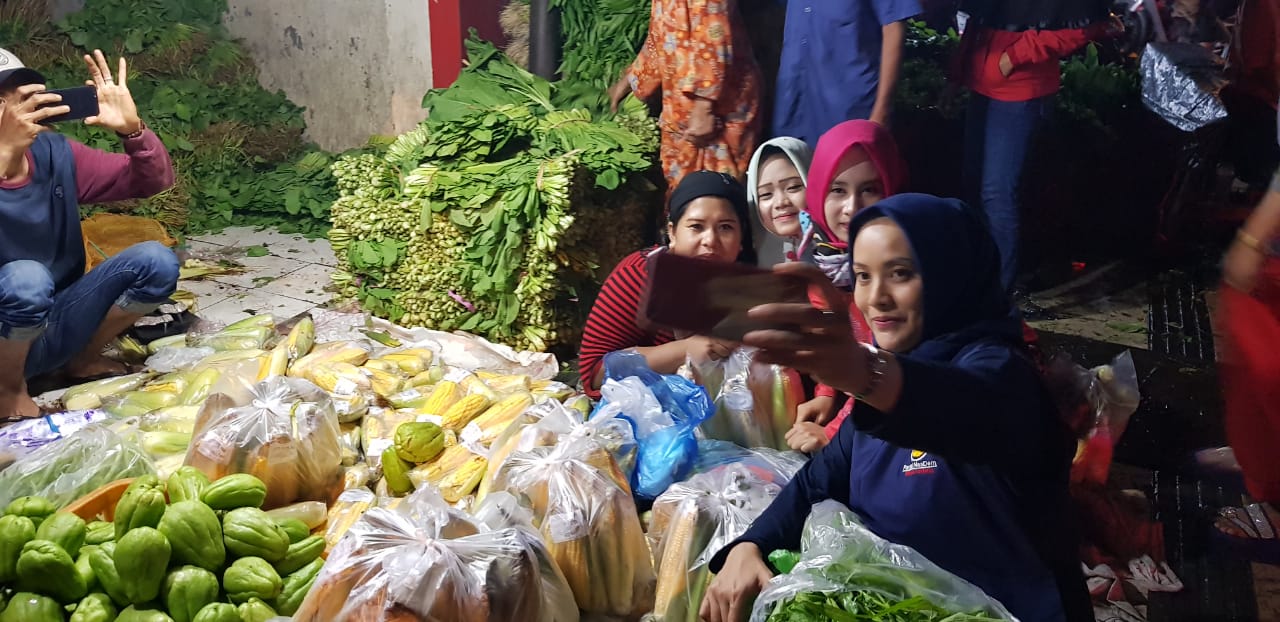 Elma Theana bersama pedagang Pasar Keputran/ Foto-foto: Budi Sugiharto-jatimnow.com