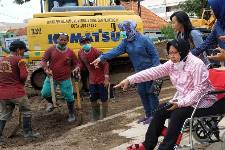 Wali Kota Risma di lokasi Jalan Raya Gubeng, Senin (24/12/2018)