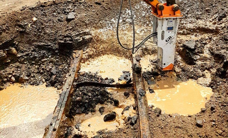 Rel Trem Itu Terkubur (Lagi) di Jalan Raya Gubeng