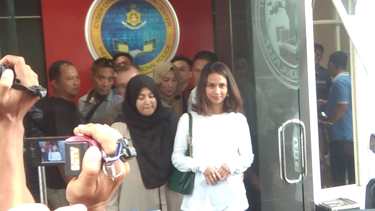 Vanessa Angel menemui wartawan di Mapolda Jatim/ foto Farizal Tito