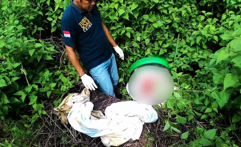 Penemuan mayat terbungkus kain sprei di dalam tong plastik