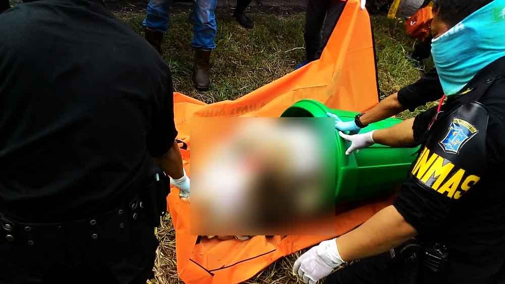 Penemuan mayat terbungkus kain sprei di dalam tong plastik
