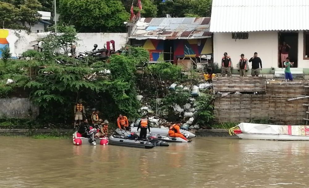 Proses pencarian korban tenggelam di Kali Jagir Surabaya/jatimnow.com