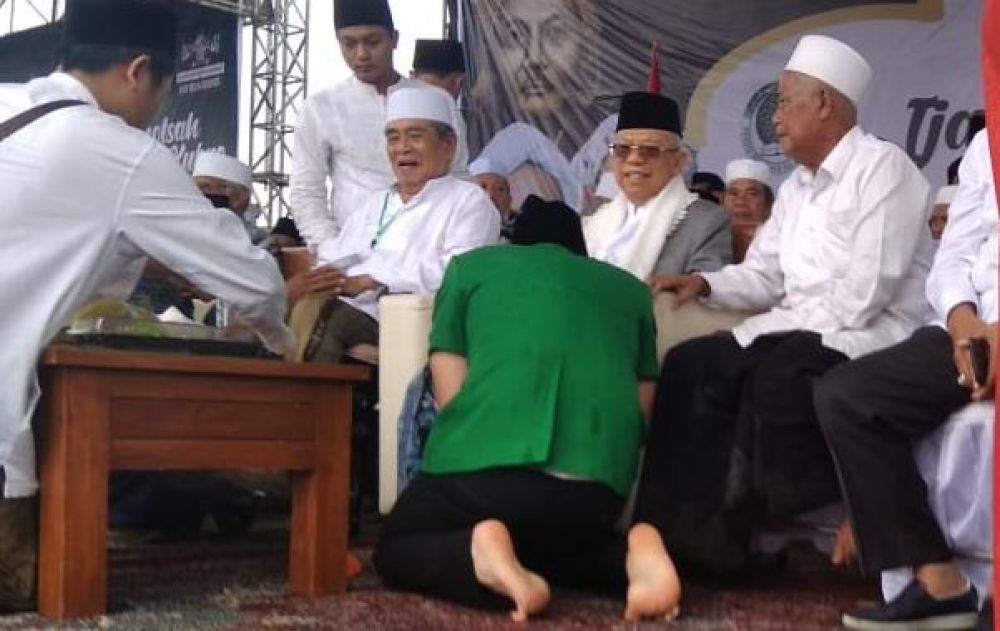 Wakil Bupati M Nur Arifin menyalami  KH Ma'ruf Amin   pada acara istighosah Stadion Menak Sopal, Trenggalek/Foto: Bramanta Pamungkas /jatimnow.com