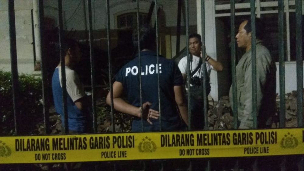 Tim Inafis Polrestabes Surabaya melakukan identifikasi di lokasi rumah ambruk di Jalan Kapasari No. 48, Surabaya