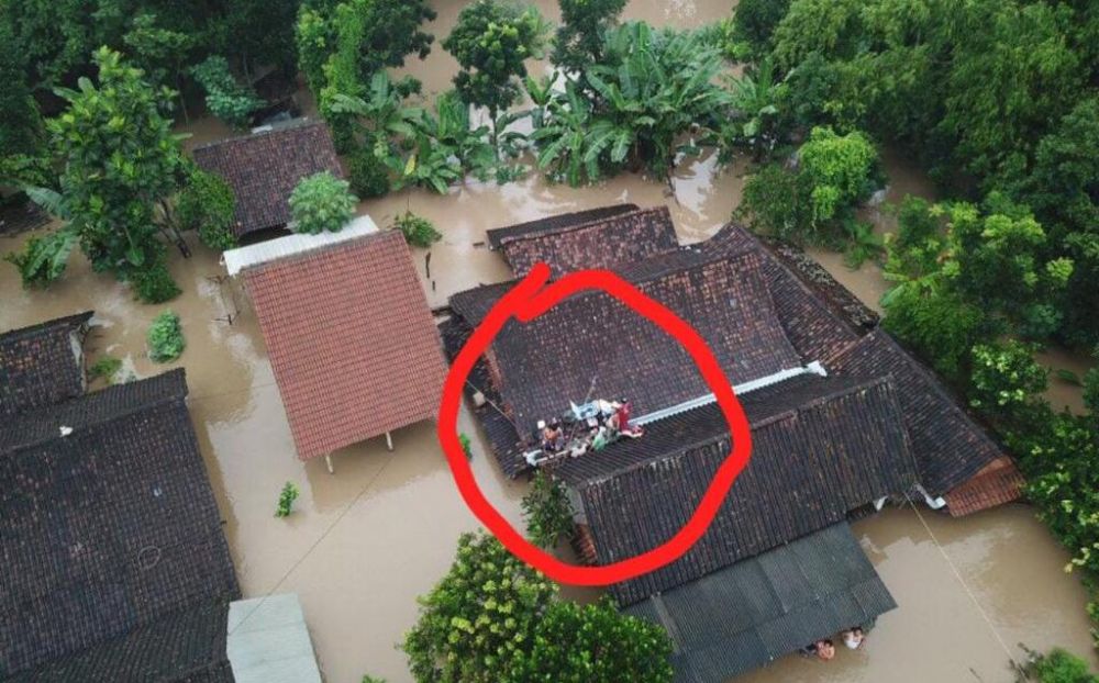   Foto warga mengungsi di  atas genting yang beredar