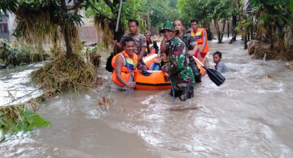 Foto Prajurit TNI Evakuasi Bayi Saat Madiun Banjir Viral