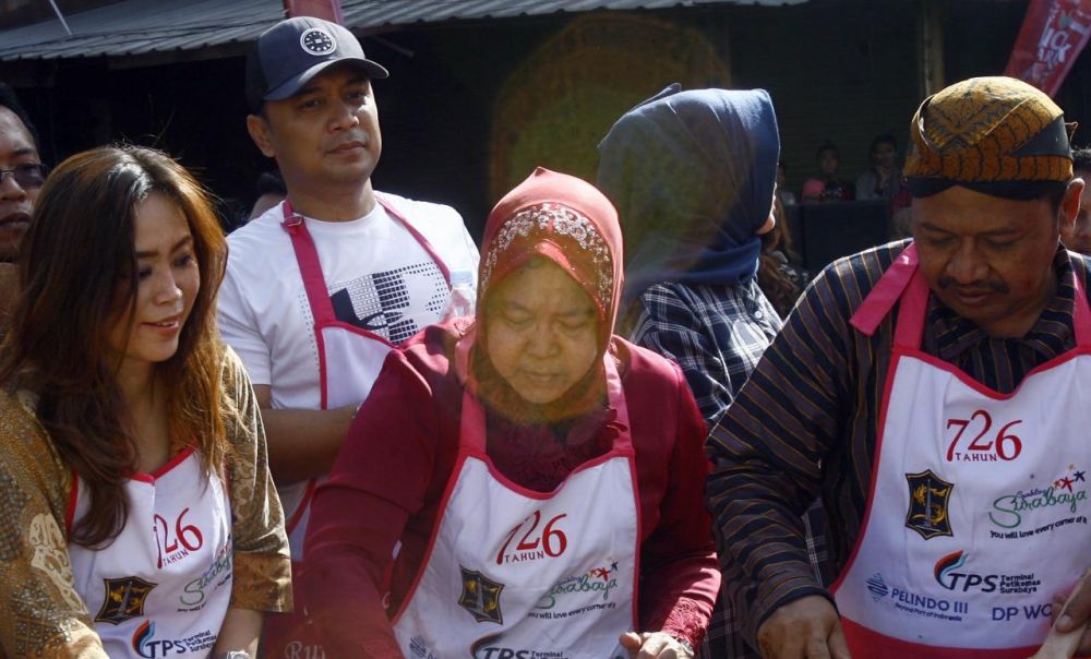 Risma saat membuka Festival Rujak Uleg di Kembang Jepun, Minggu (16/3/2019).