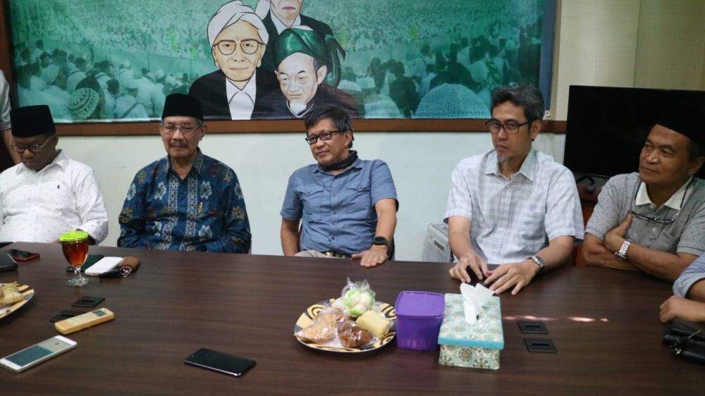 Rocky Gerung saat berada di Graha Astranawa Surabaya didampingi Ketua Dewan Pembina Pergerakan Khittah Nahdiyah 1926, KH. Choirul Anam