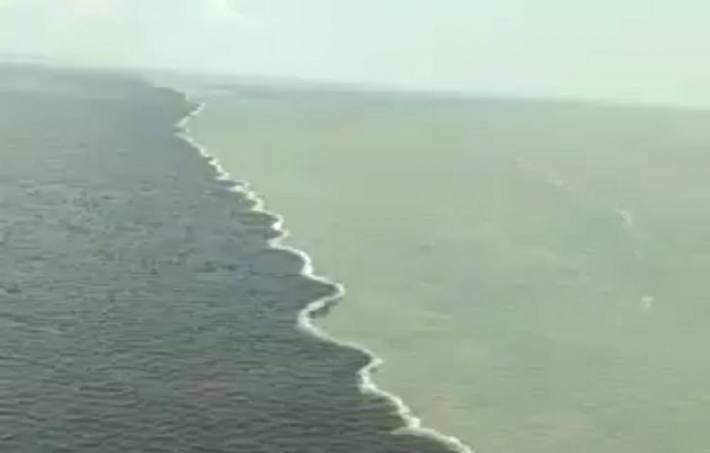 Fenomena air laut berbeda warna di Selat Madura