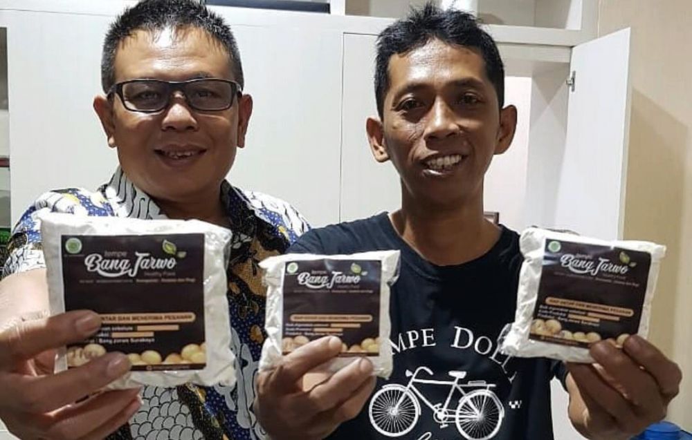 Bang Jarwo  (berkaos) bersama Kasatpol PP Kota Surabaya, Irvan Widyanto