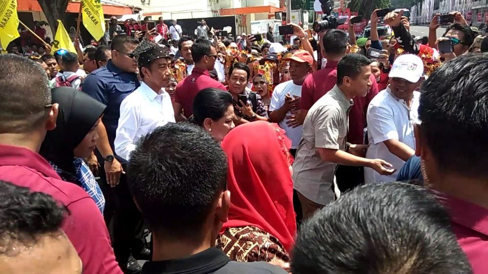 Jokowi Disambut Ribuan Pendukung dan Tari Gandrung di Banyuwangi