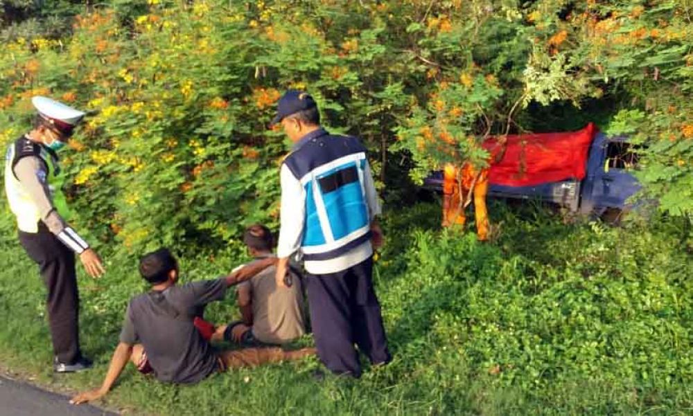 Mobil pikap yang tergelincir dan masuk ke parit Tol Waru