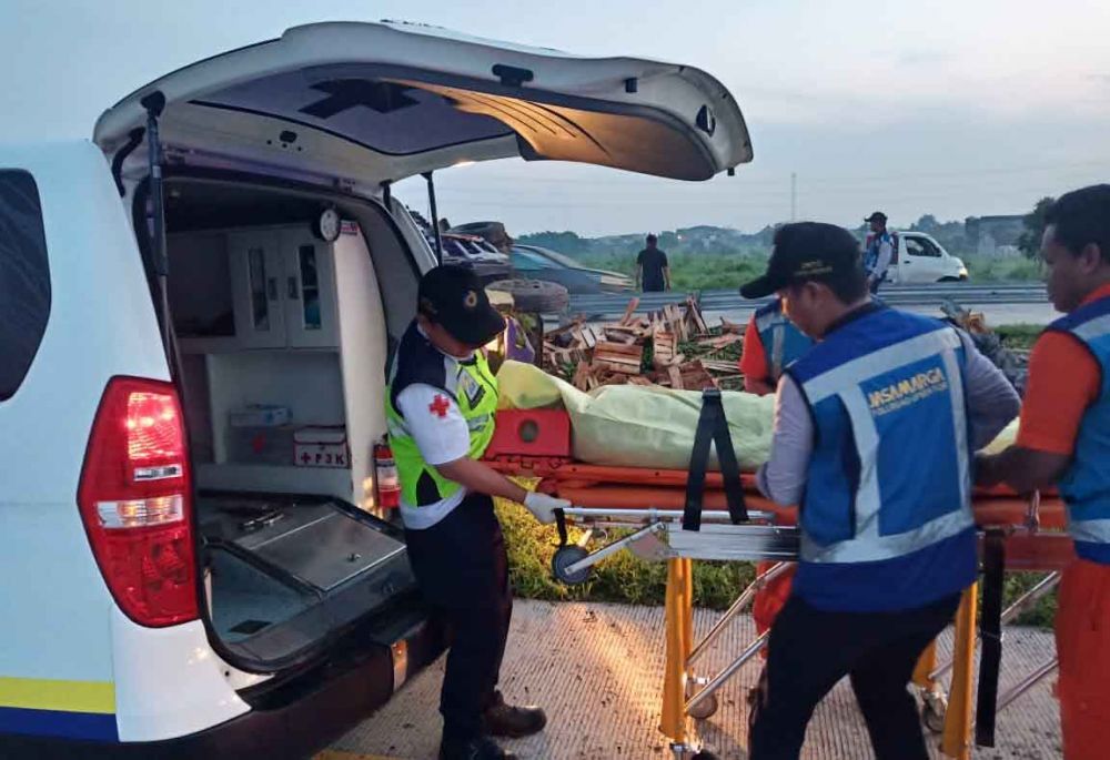 Petugas mengevakuasi korban