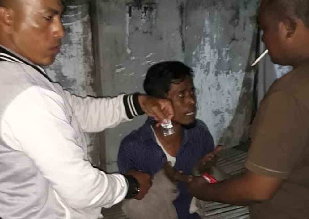 Pelaku digeledah polisi 