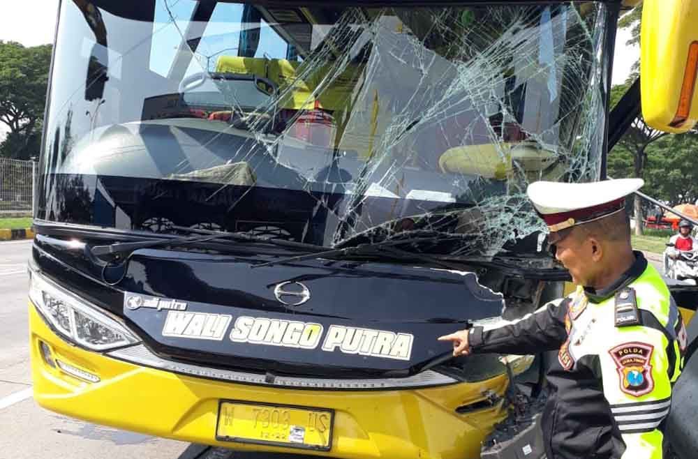Bus rombongan wisata yang menabrak pintu gerbang Jembatan Suromadu
