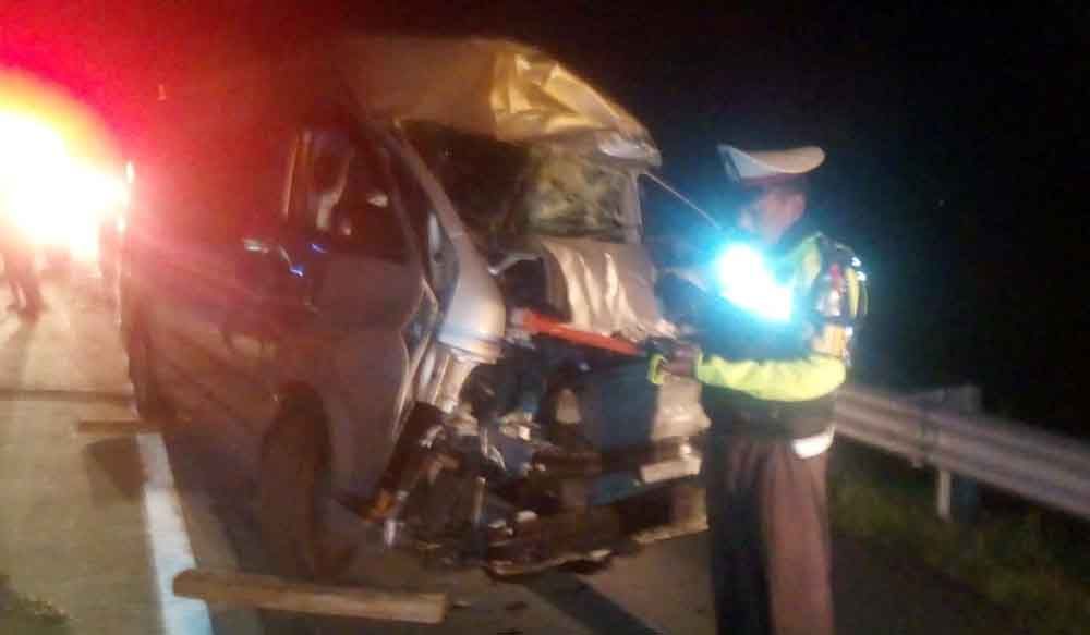 Polisi evakuasi kendaraan Toyota Hiace yang menabrak truk di Tol Nganjuk